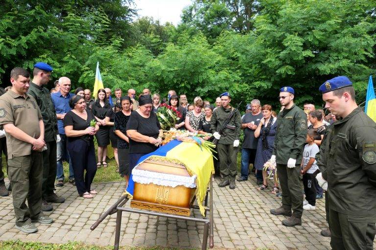 Тисменецька громада віддала шану полеглому Герою Василю Петришину