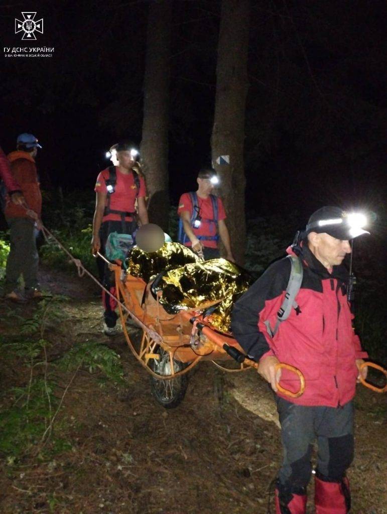 Рятувальники транспортували травмовану туристку до підніжжя гори у Карпатах