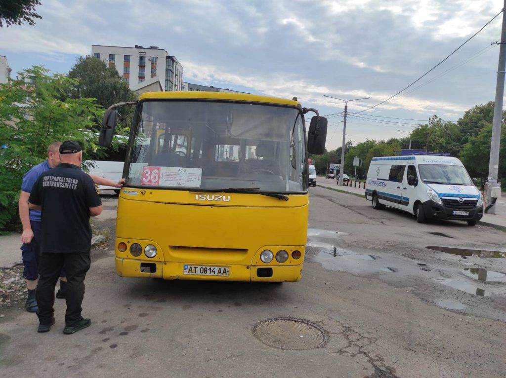 У Франківську водій "жовтої" маршрутки возив людей без прав та дозволу роботи. ФОТО