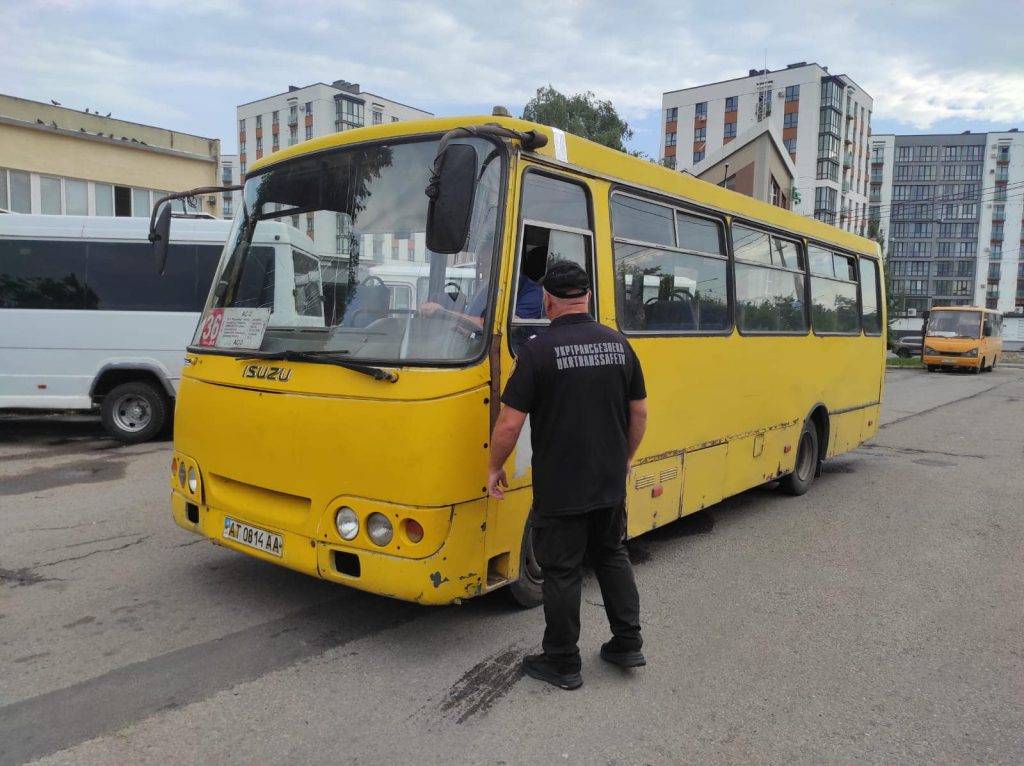 У Франківську водій "жовтої" маршрутки возив людей без прав та дозволу роботи. ФОТО