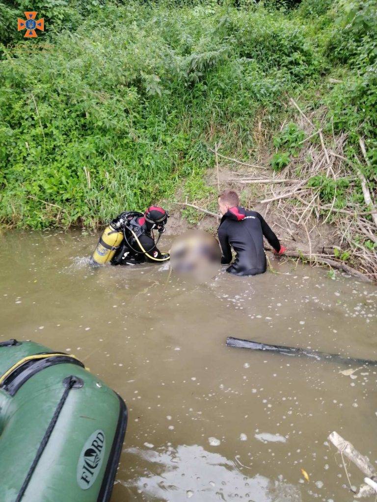 На Франківщині рятувальники підняли на берег тіла двох чоловіків, які потонули
