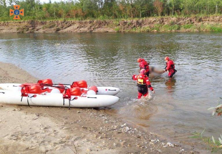 На Франківщині рятувальники підняли на берег тіла двох чоловіків, які потонули