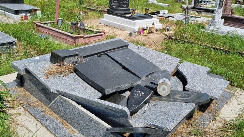 На кладовищі у Чукалівці Івано-Франківської громади негода зруйнувала понад два десятки пам'ятників