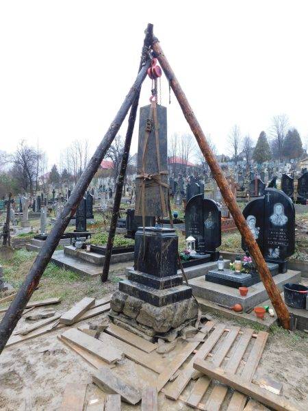 В селищі Ворохта відреставрували найстаріший гуцульський хрест