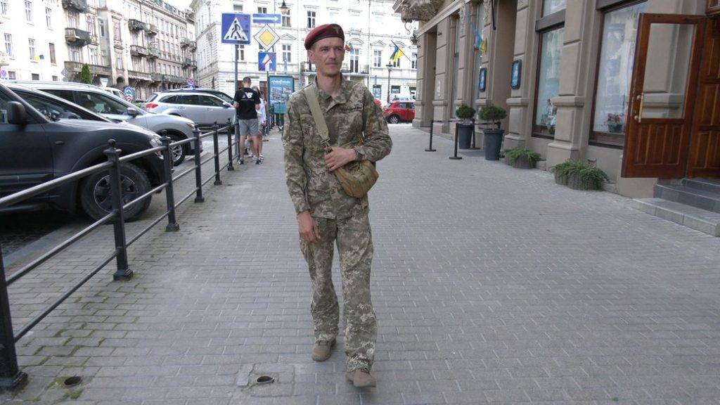 Як боєць з Прикарпаття на позивний “Кіборг” після поранення роздає повістки