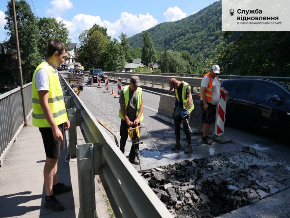 У місті Яремче проводять ремонт мосту