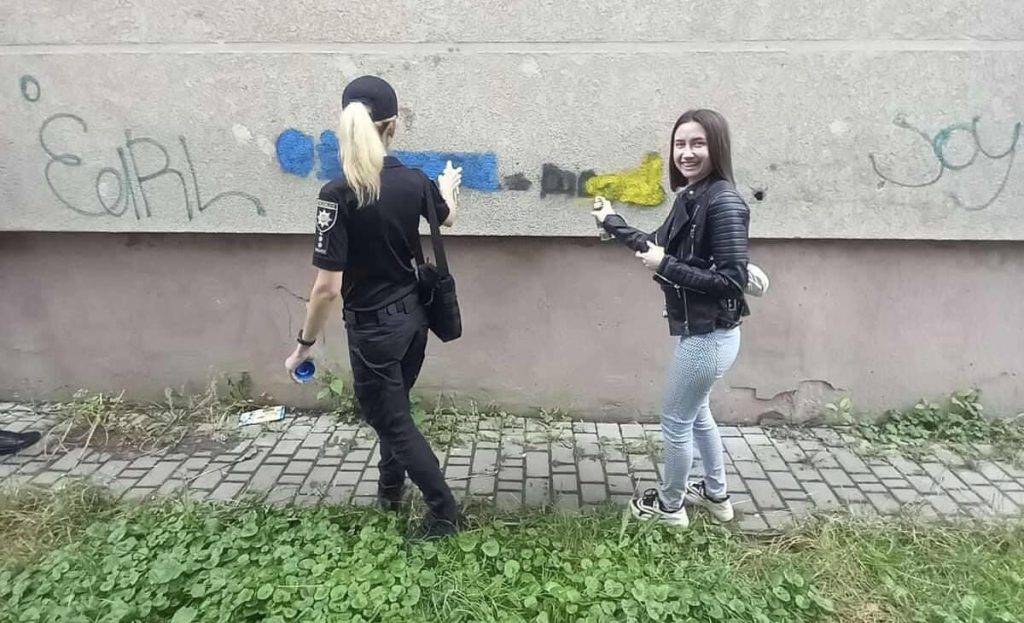 В центрі Івано-Франківська поліцейські та посадовці замальовували рекламу наркотиків