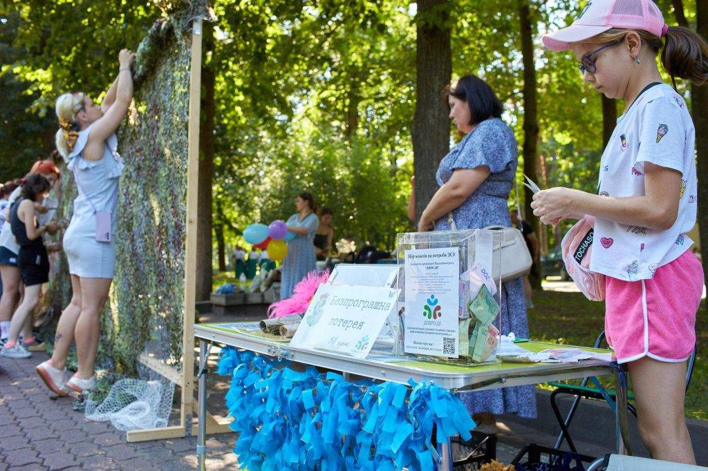 Щосуботи дружини франківських захисників плетуть маскувальні сітки у Міському парку