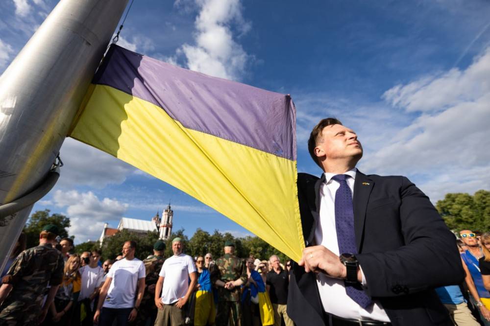 У столиці Литви підняли бойовий прапор «Едельвейсів» з Бахмута