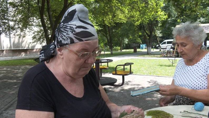 У дворі Франківська жінки плетуть "кікімори" для українських бійців