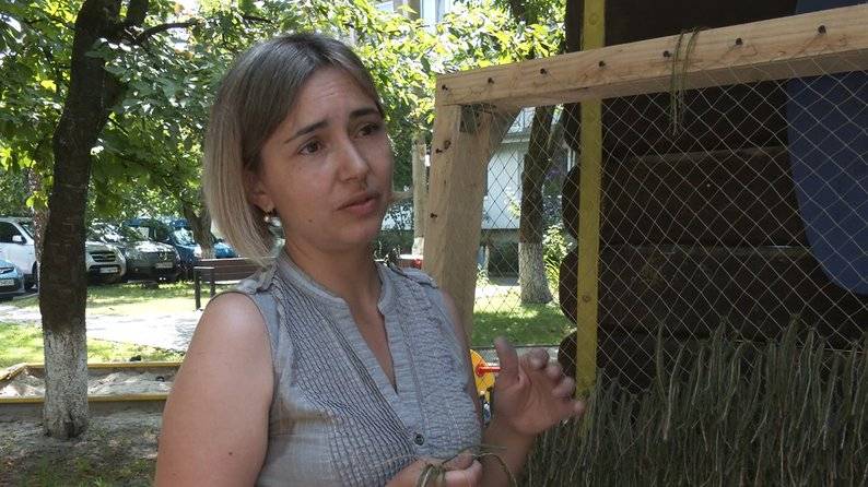 У дворі Франківська жінки плетуть "кікімори" для українських бійців
