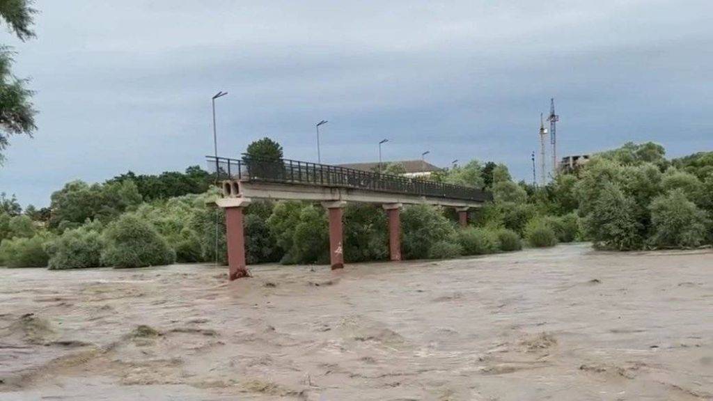 У Франківську виділили кошти на обстеження пошкодженого негодою пішохідного моста через Бистрицю