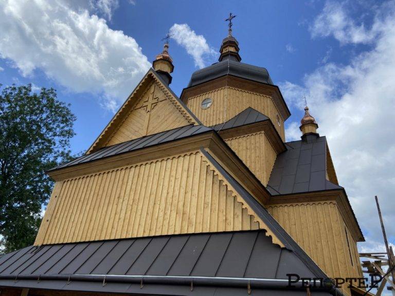 Мешканці села на Рожнятівщині власними силами реставрують церкву, де молився Шептицький