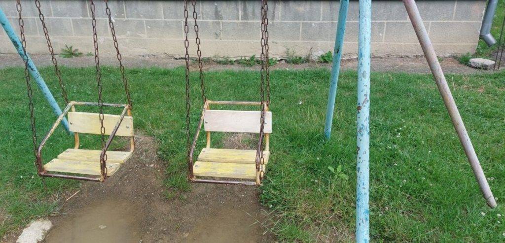 У Долині ремонтують дитячі майданчики