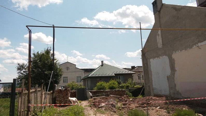 Жителька Калуша скаржиться на сусіда — через ремонт на суміжній ділянці підтоплює її житло