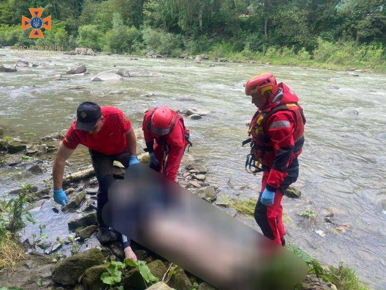 В Яремче з річки Прут рятувальники витягнули тіло чоловіка. ФОТО