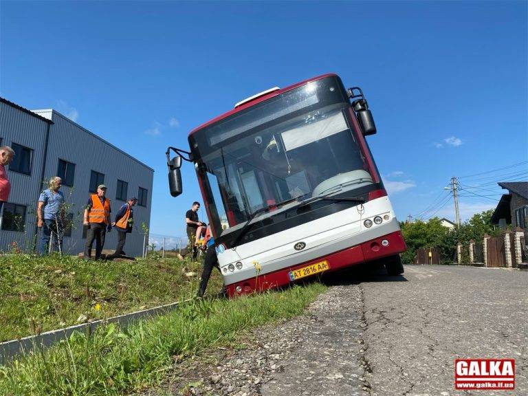 У Франківській громаді комунальний автобус потрапив у ДТП. ФОТО