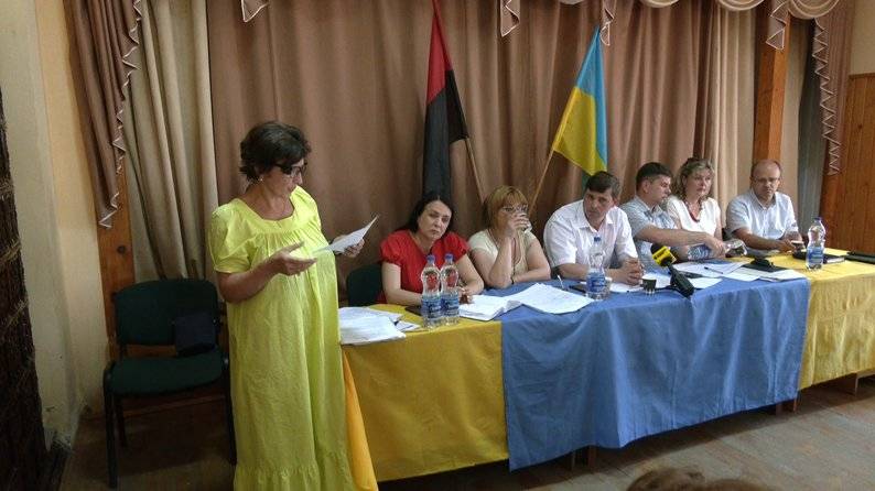 Батьки учнів Ріп'янського ліцею на Калущині просять повернути 10-11 класи