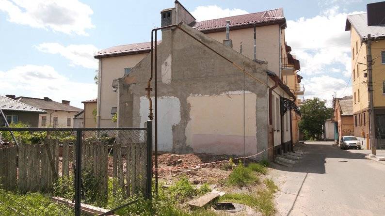 Жителька Калуша скаржиться на сусіда — через ремонт на суміжній ділянці підтоплює її житло