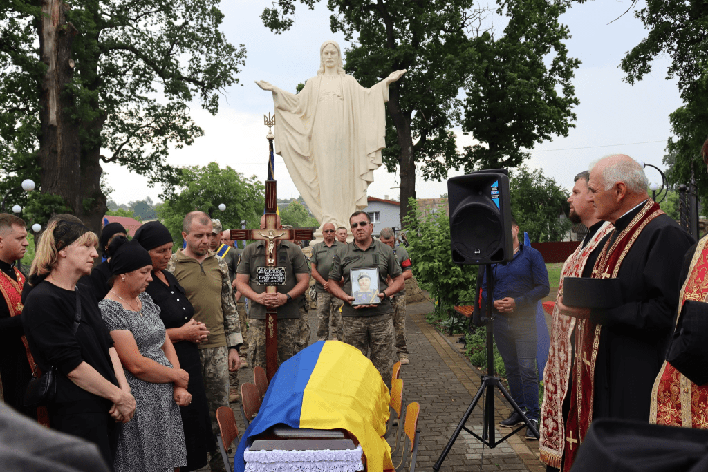 Жителі Солотвинської громади зустріли полеглого Героя Василя Вірстюка ФОТО