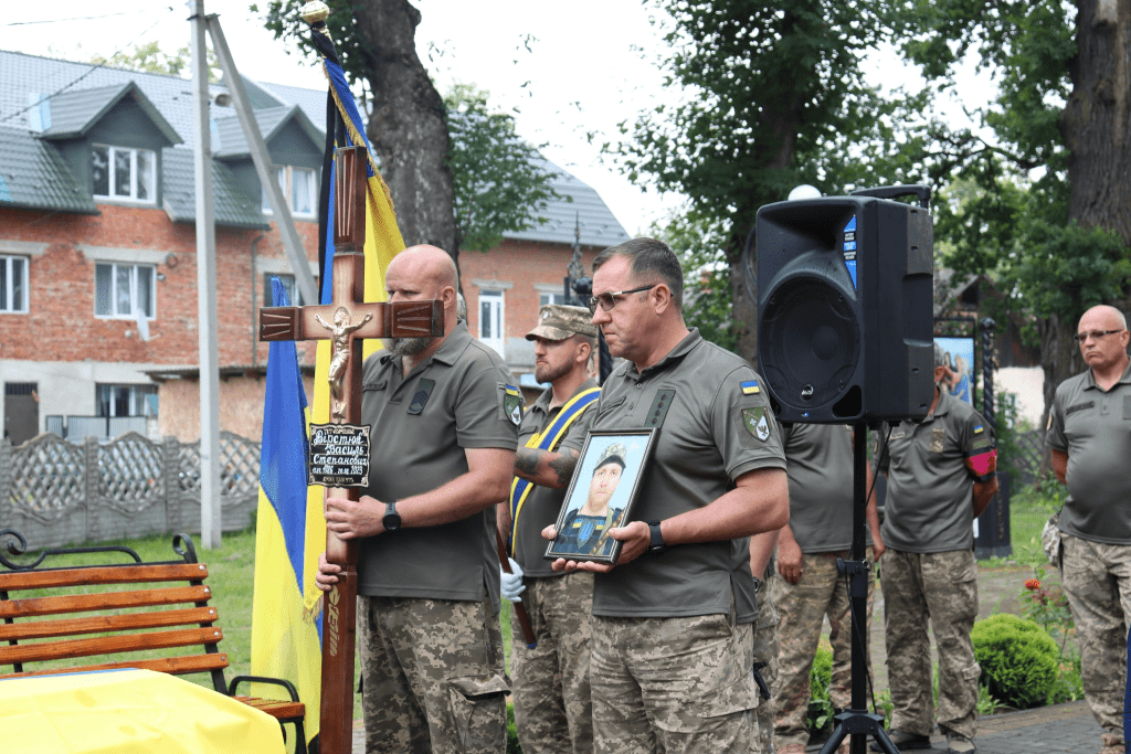 Жителі Солотвинської громади зустріли полеглого Героя Василя Вірстюка ФОТО