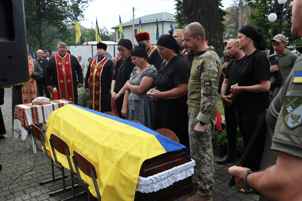 Жителі Солотвинської громади зустріли полеглого Героя Василя Вірстюка ФОТО