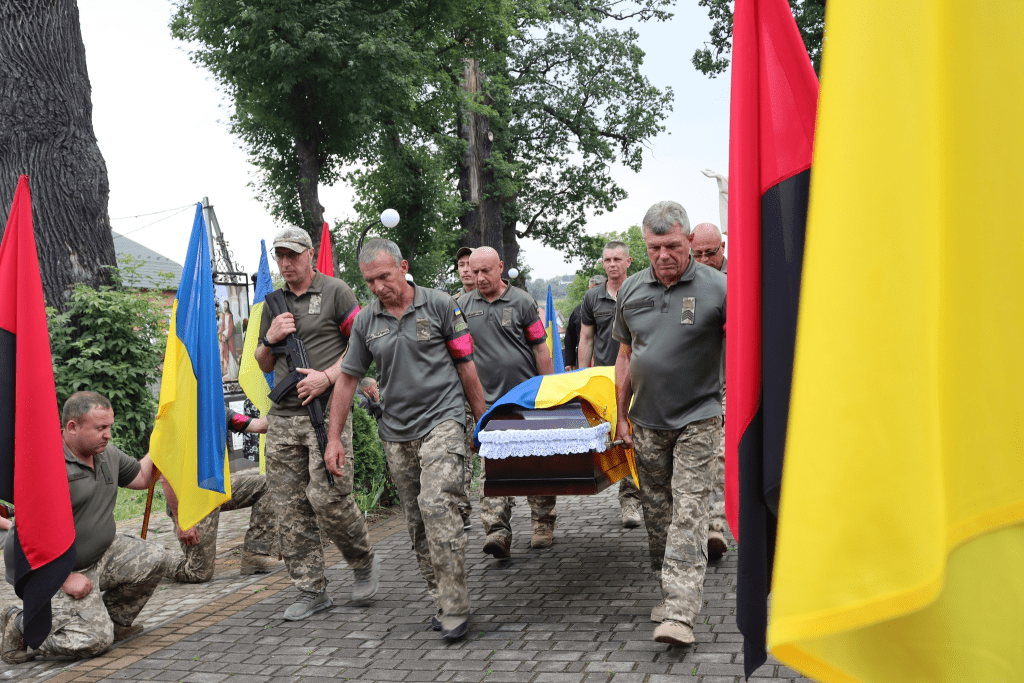 Жителі Солотвинської громади зустріли полеглого Героя Василя Вірстюка ФОТО