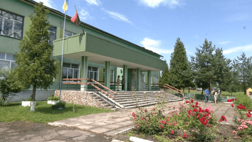 Батьки учнів Ріп'янського ліцею на Калущині просять повернути 10-11 класи