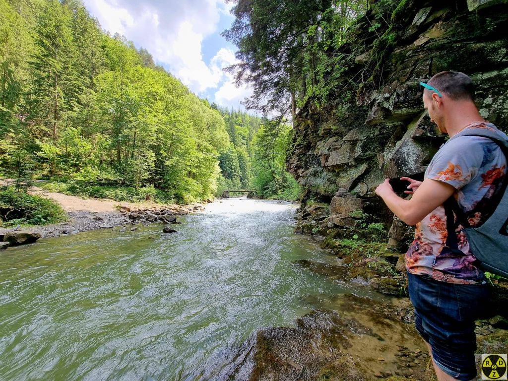 Подорож в Карпати: маловідомий водоспад, тропічний каньйон та загадкові скелі біля Яремче