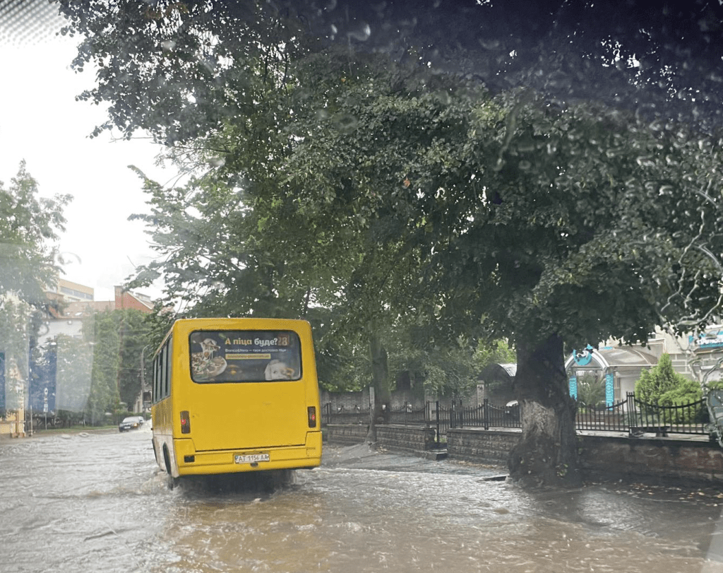Вулиця Чорновола у Франківську перетворилася на бурхливе море,негода у франківську,дощ у франківську