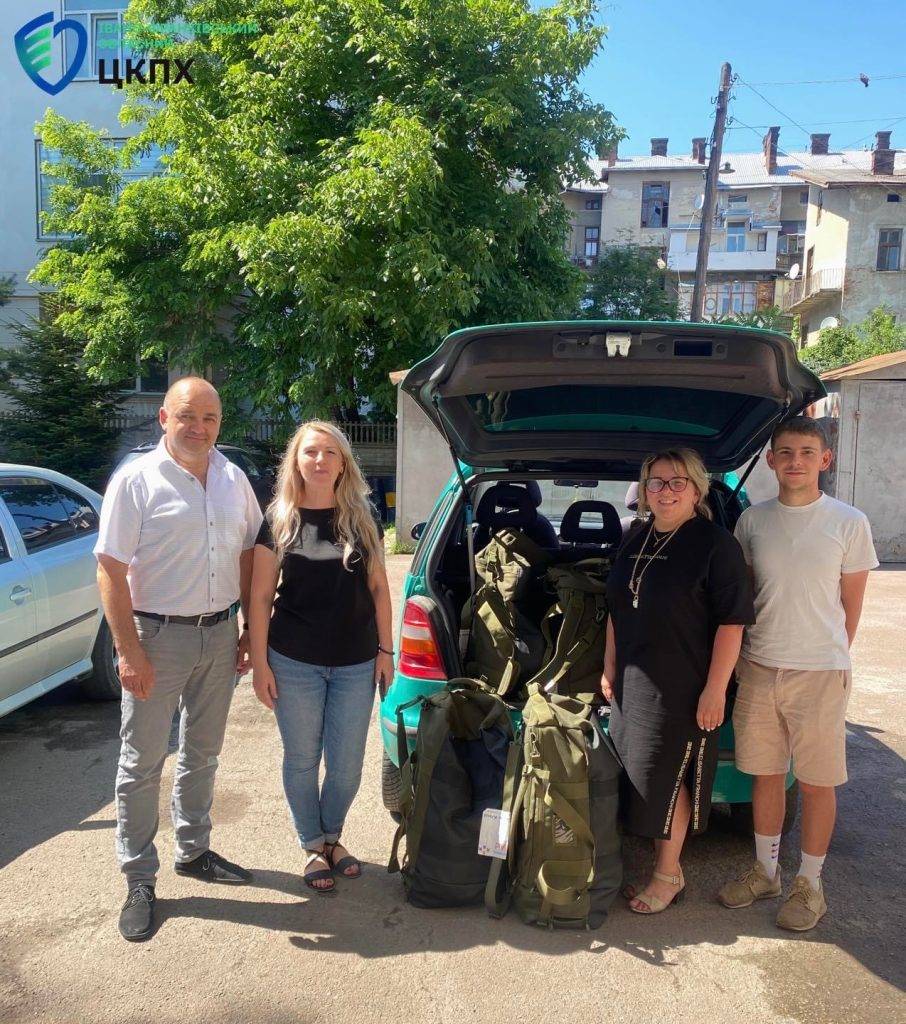 Руслан Савчук передав медикам коломийської «десятки» тактичні рюкзаки