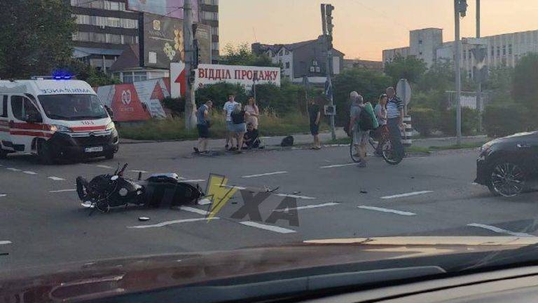 На Вовчинецькій у Франківську сталась ДТП: постраждав водій мотоцикла