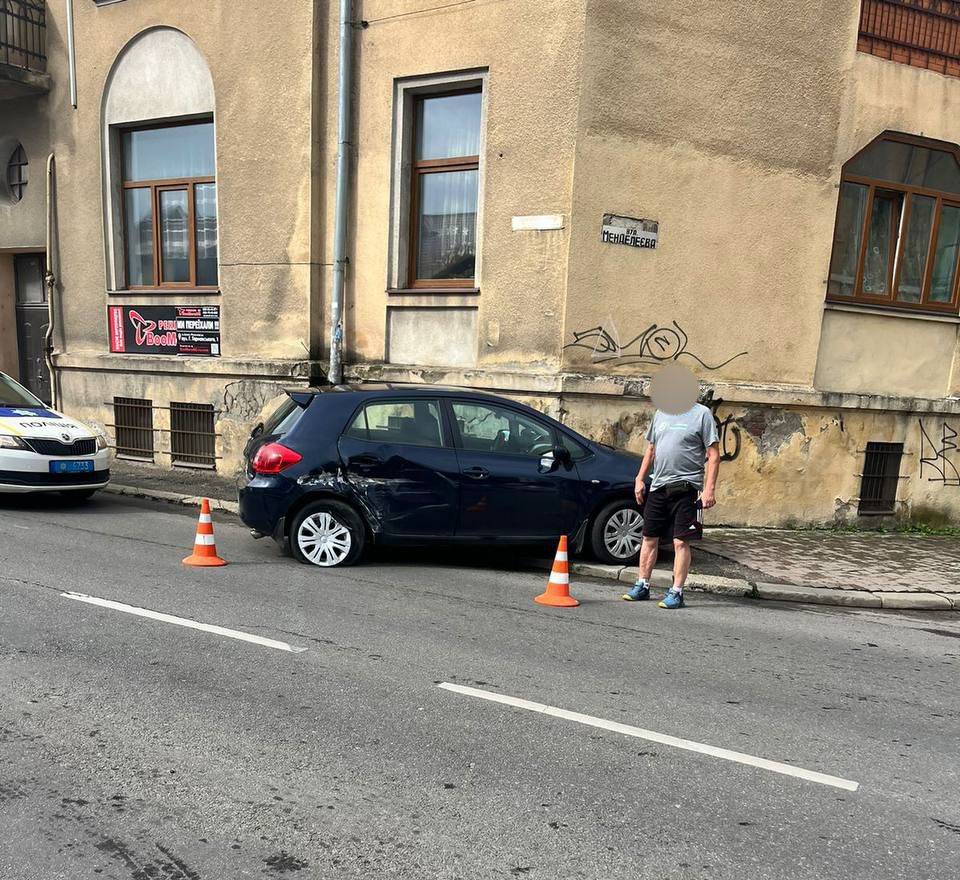 Поблизу вокзалу у Франківську водій легковика зіткнувся з автобусом на Буковель