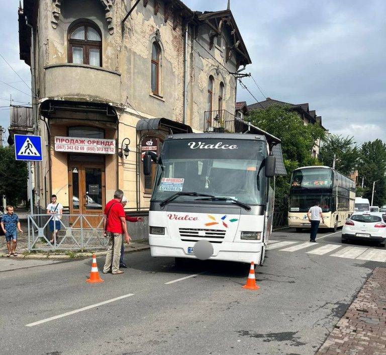 Поблизу вокзалу у Франківську водій легковика зіткнувся з автобусом на Буковель