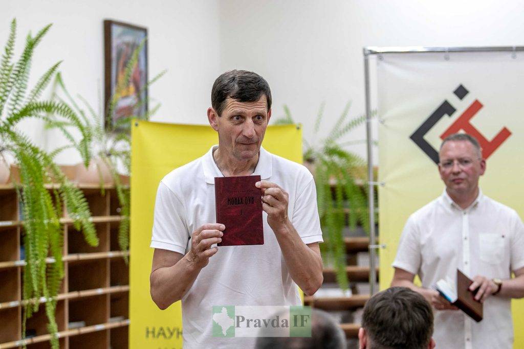 У Івано-Франківську презентували книгу про Степана Ленкавського «Монах ОУН»