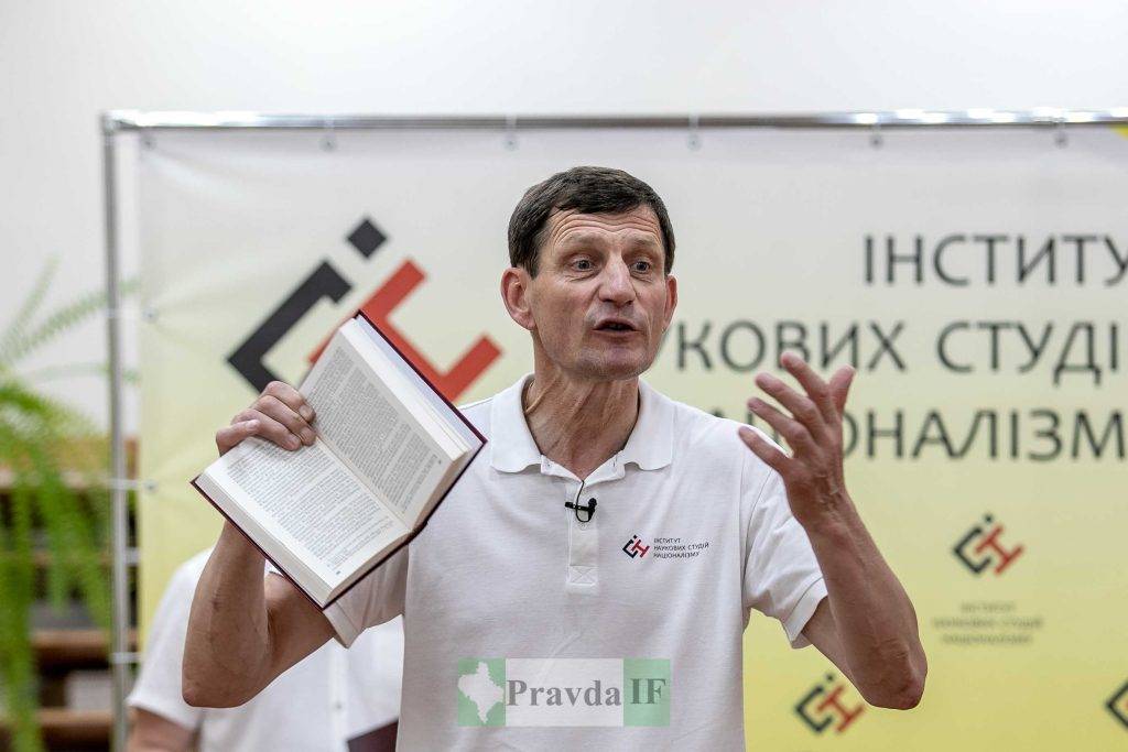 У Івано-Франківську презентували книгу про Степана Ленкавського «Монах ОУН»