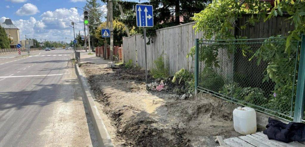 У Крихівцях оновлюють тротуар уздовж траси на Богородчани