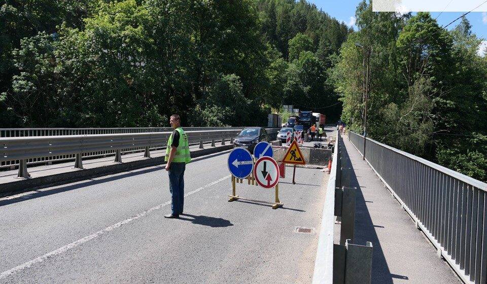 У Яремче ремонтують міст через річку Прут