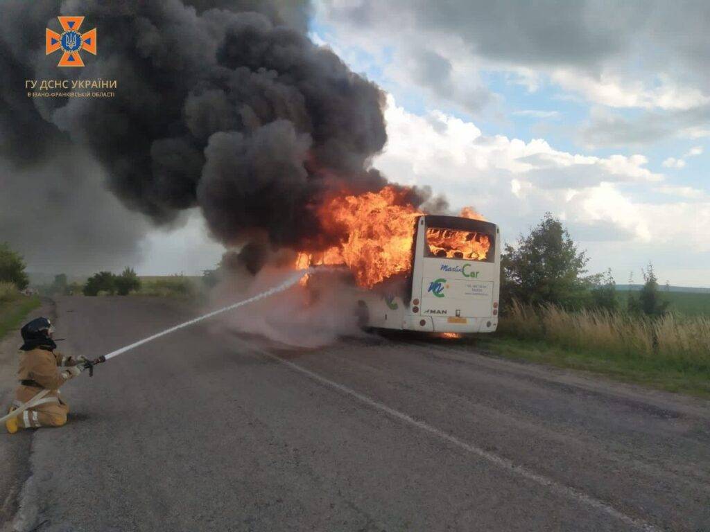 На Франківщині під час руху загорівся рейсовий автобус із пасажирами