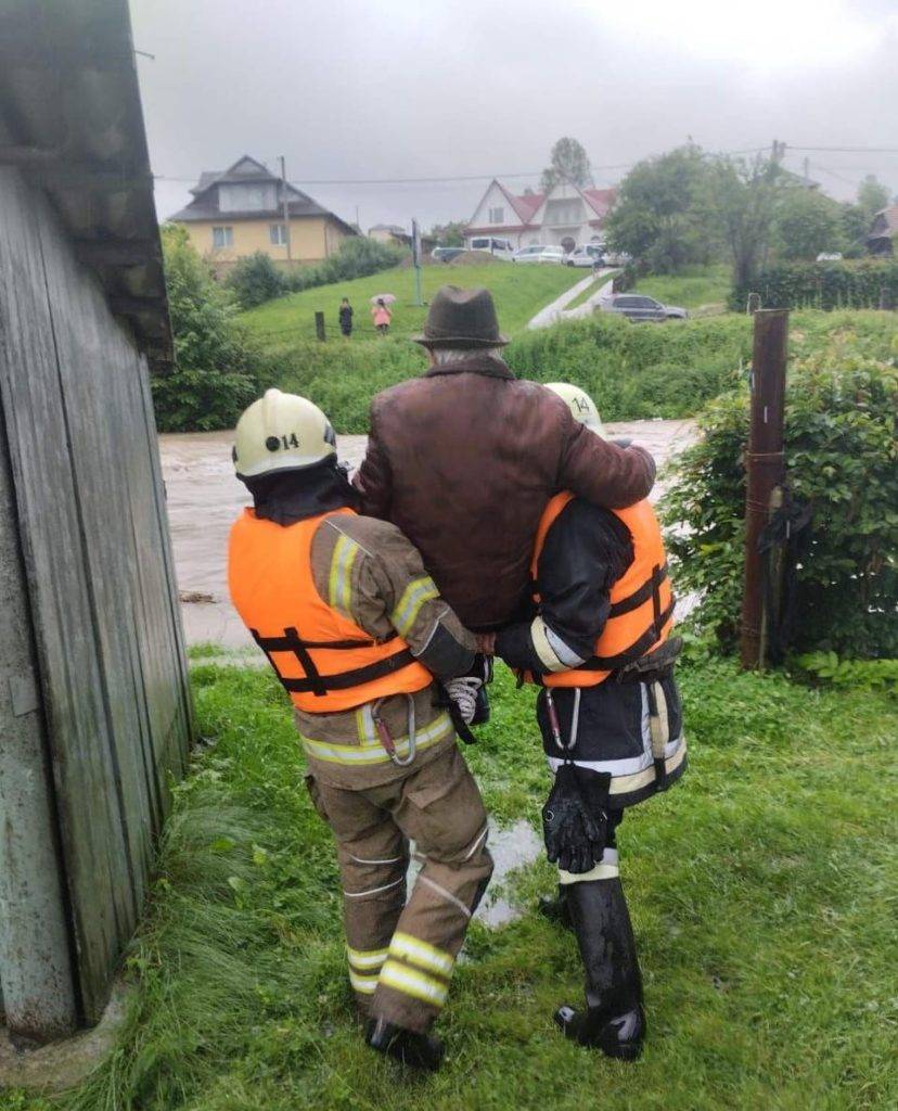 На Прикарпатті через дощі підтопило близько 300 будинків, - ДСНС