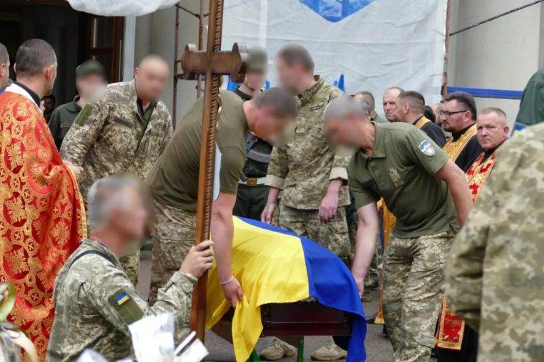 На Калущині провели в останню дорогу загиблого воїна Андрія Піхманця. ФОТО