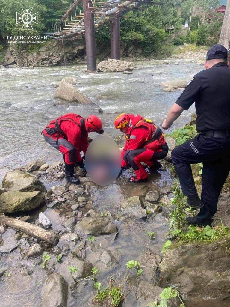 В Яремче з річки Прут рятувальники витягнули тіло чоловіка. ФОТО
