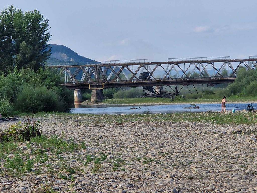 На Закарпатті обвалився міст через річку Тересва. ФОТО 18+