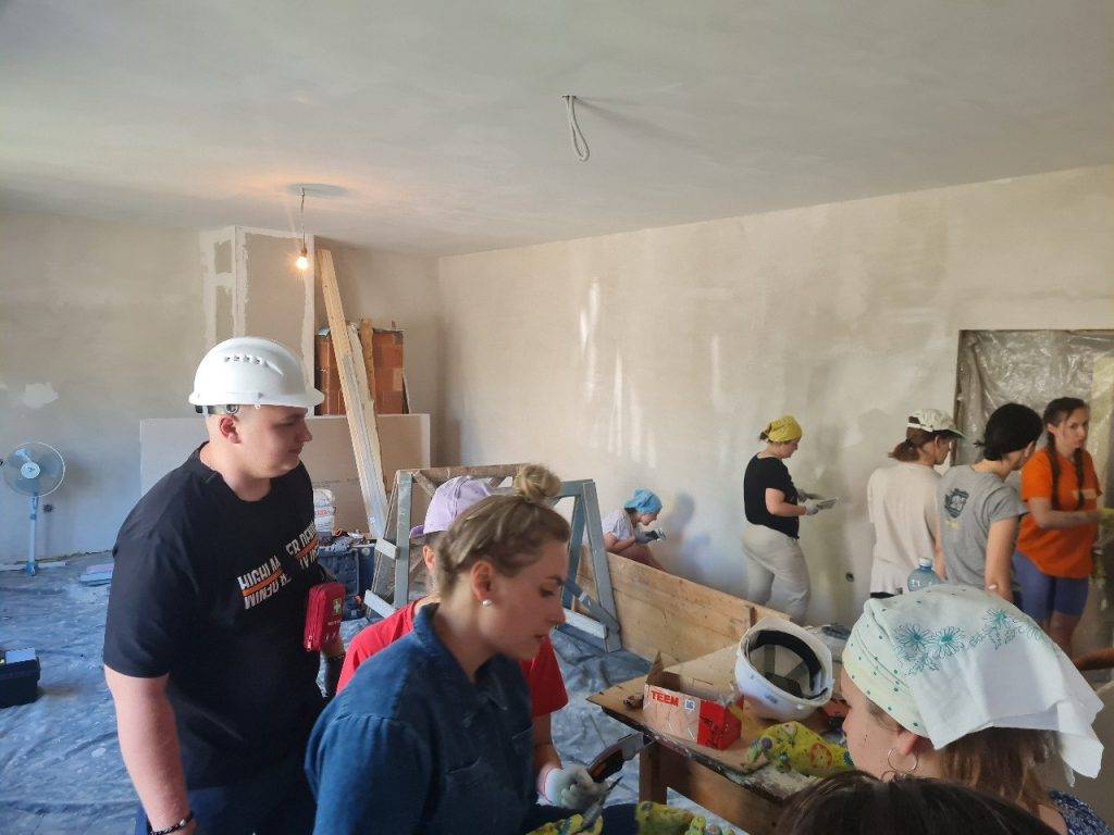 Волонтери з усієї України облаштовують молодіжний простір на Долинщині