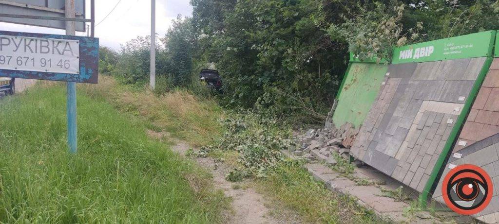 На Франківщині BMW злетіло з дороги: водій з місця ДТП втік