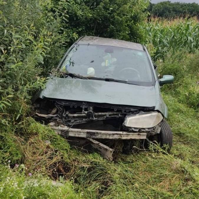 На Коломийщині авто злетіло з дороги: постраждав водій