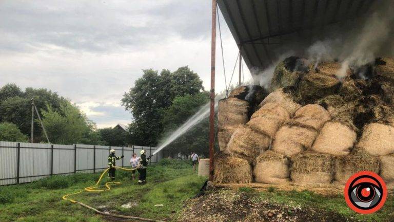 На Коломийщині палало сіно на фермі