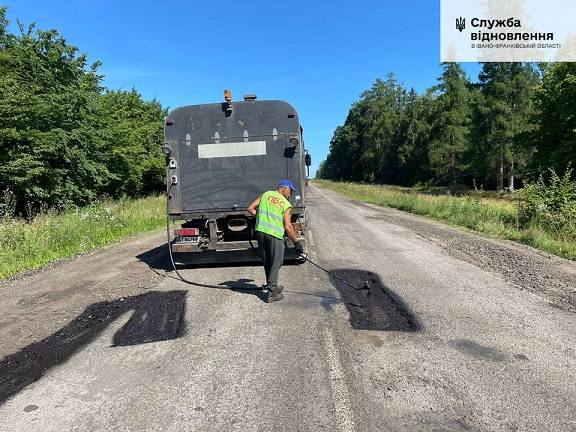 На Івано-Франківщині дорожники проводять ямкові ремонти