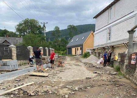 У Яремче ремонтують дорогу, яку розмило під час негоди