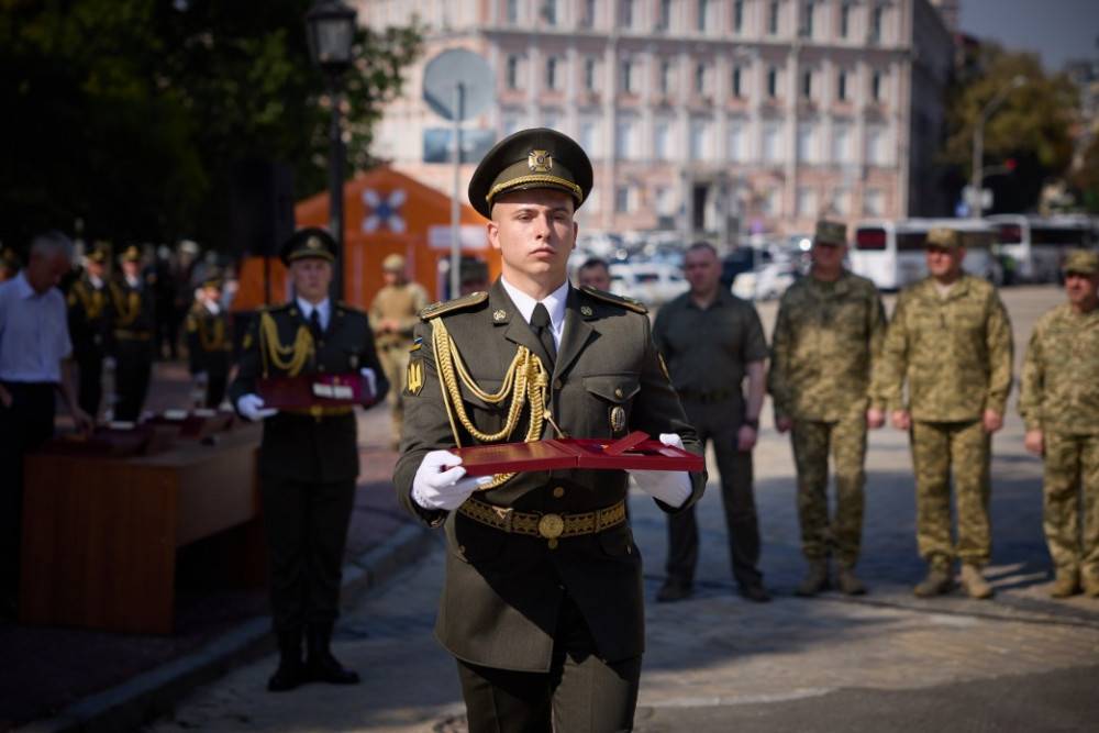 Президент вручив "Золоті Зірки" родині загиблих братів Бутусіних з Прикарпаття. ФОТО